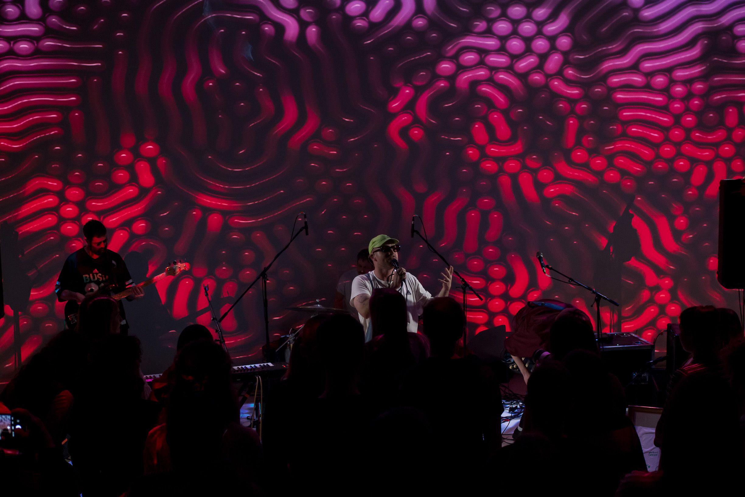 Picture of Harry Dean Lewis performing in front of the visuals by Alexandre Bizri and Florian Klammer