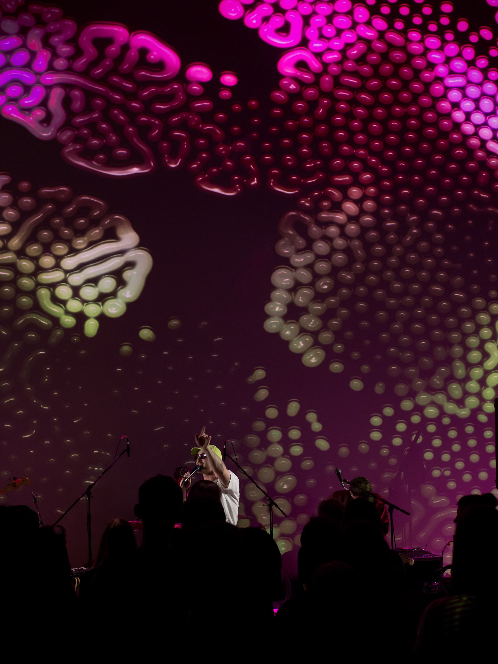Picture of Harry Dean Lewis performing in front of the visuals by Alexandre Bizri and Florian Klammer