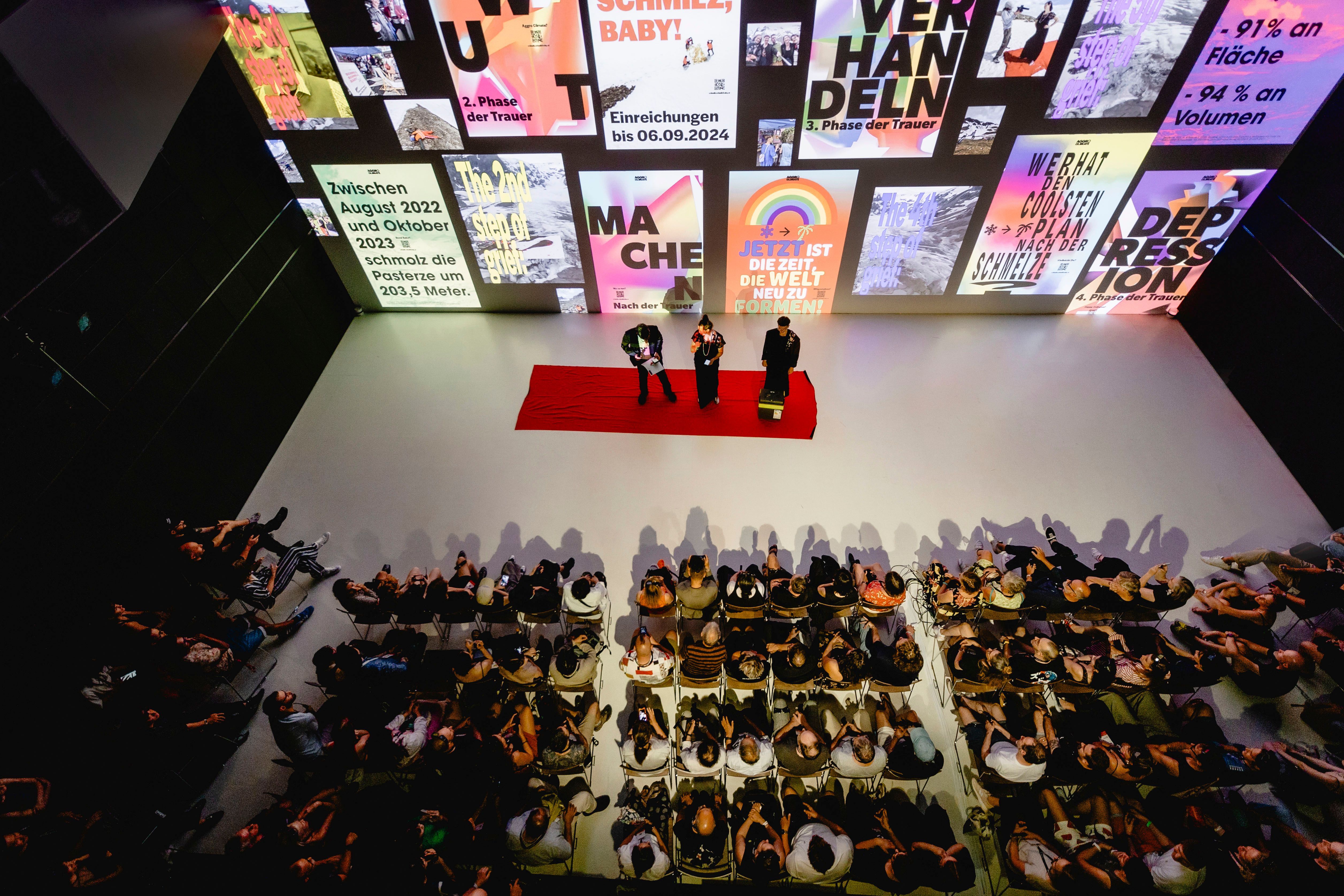 Photo of the performance 'Schmilz, schmilz Baby !' by Aggro Climate e.V (AT) and Ars Electronica Futurelab, by Alexandre A. Bizri (FR), Denise Hirtenfelder (AT), Nicolas Naveau (FR/AT) and Maria Pfeifer (AT) at the Futurelab Night 2024