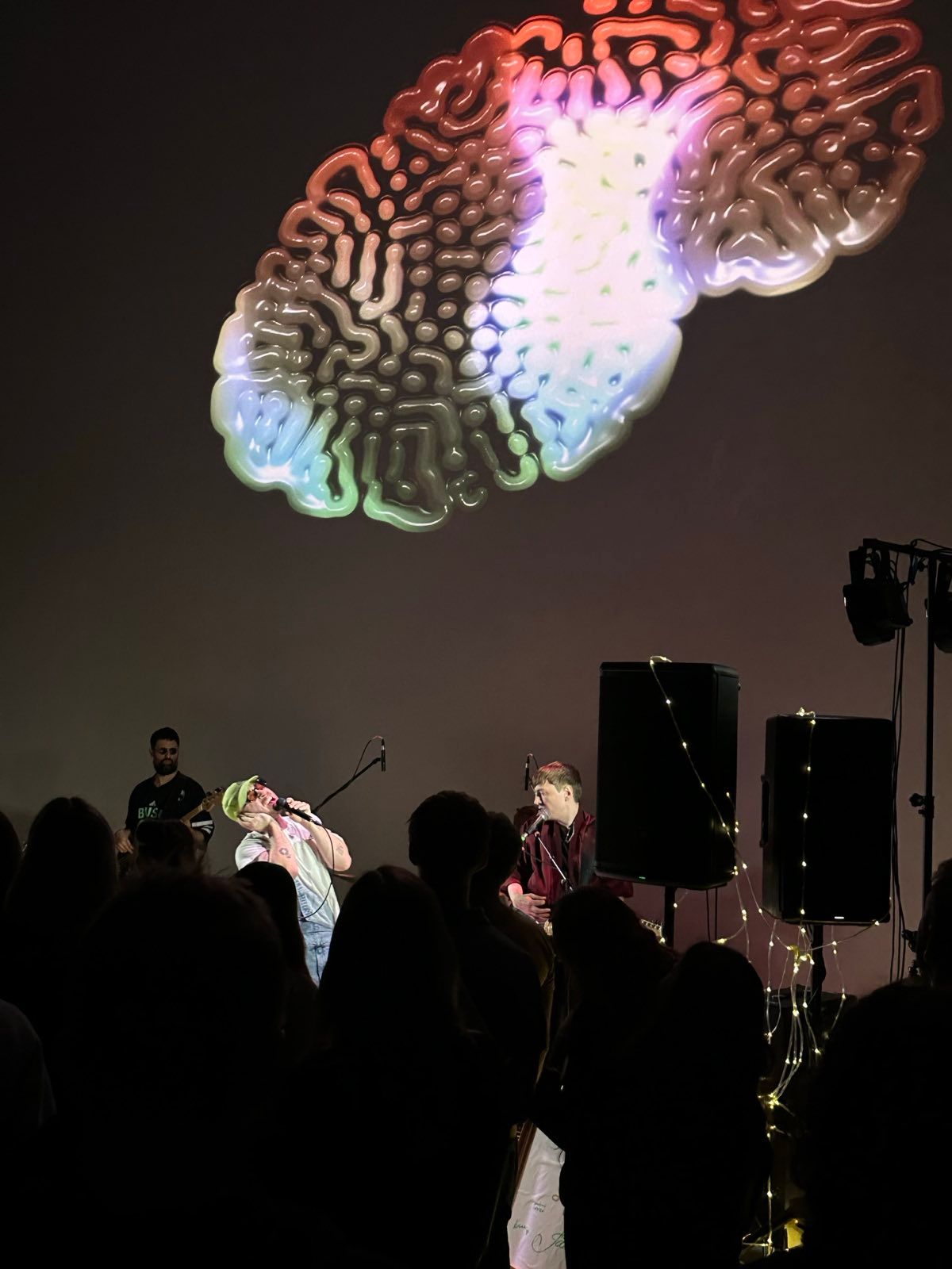 Picture of Harry Dean Lewis performing in front of the visuals by Alexandre Bizri and Florian Klammer